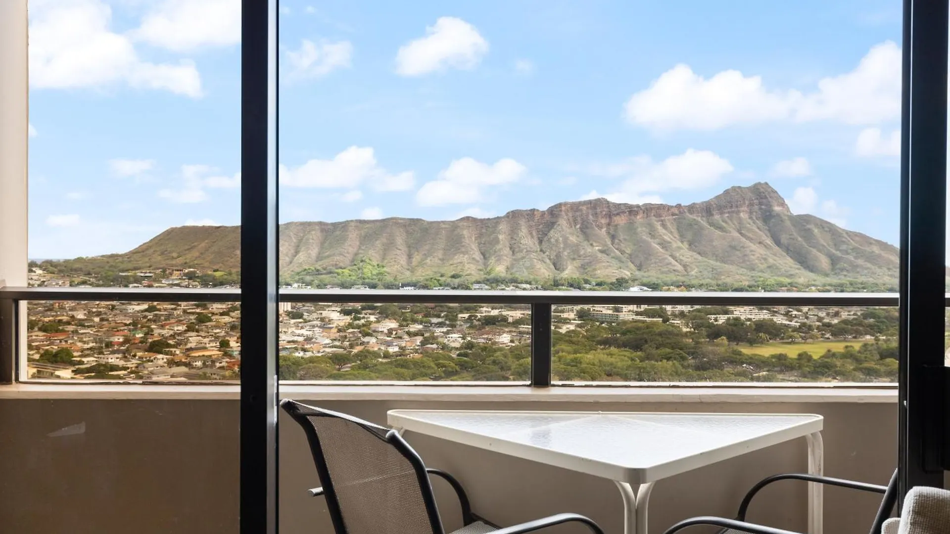 Renovated 2-Bedroom Condo With Ocean Views And Complimentary Parking Honolulu