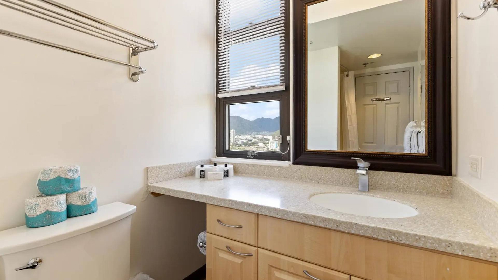 Renovated 2-Bedroom Condo With Ocean Views And Complimentary Parking Honolulu Lejlighed