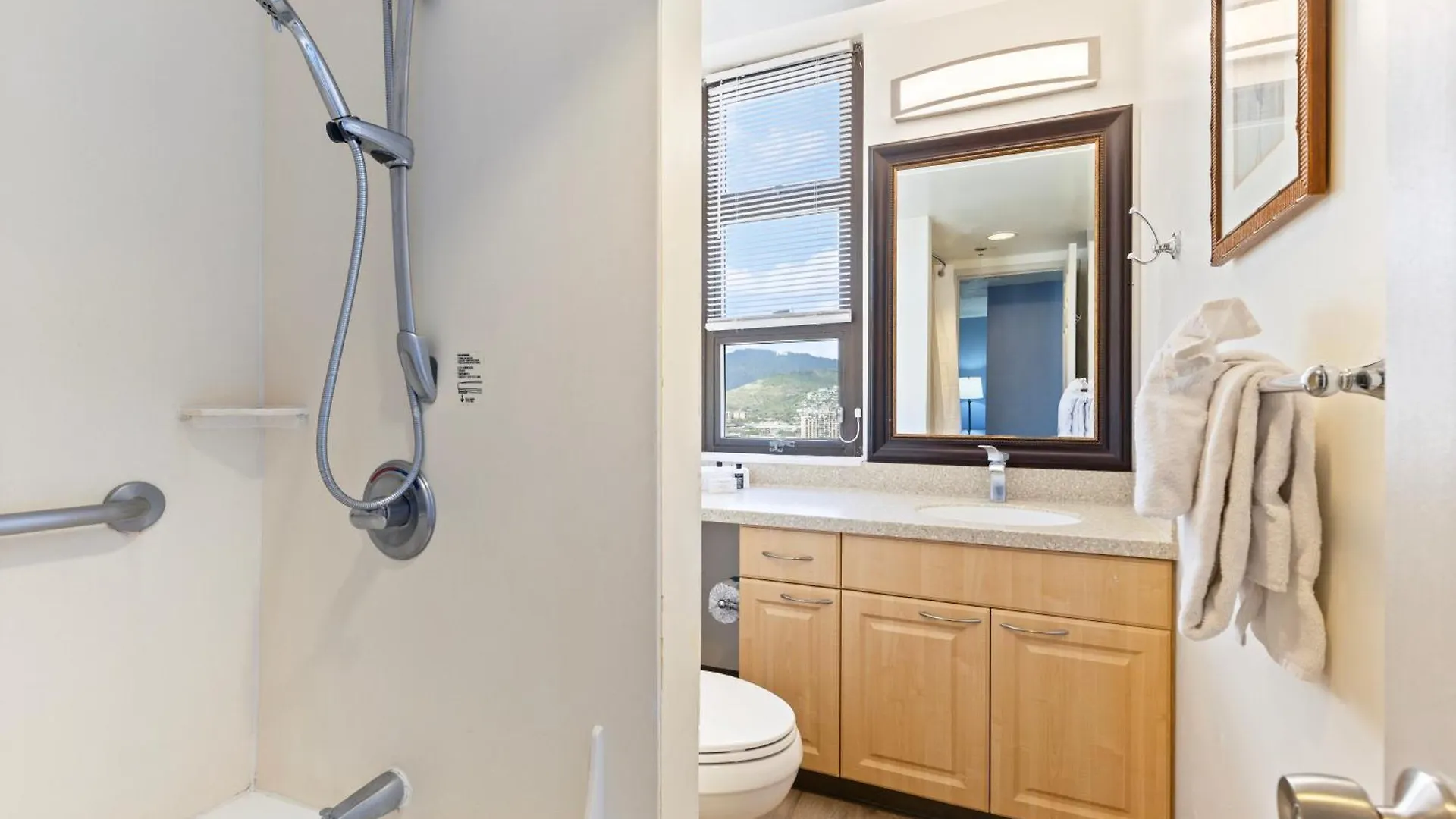 Renovated 2-Bedroom Condo With Ocean Views And Complimentary Parking Honolulu