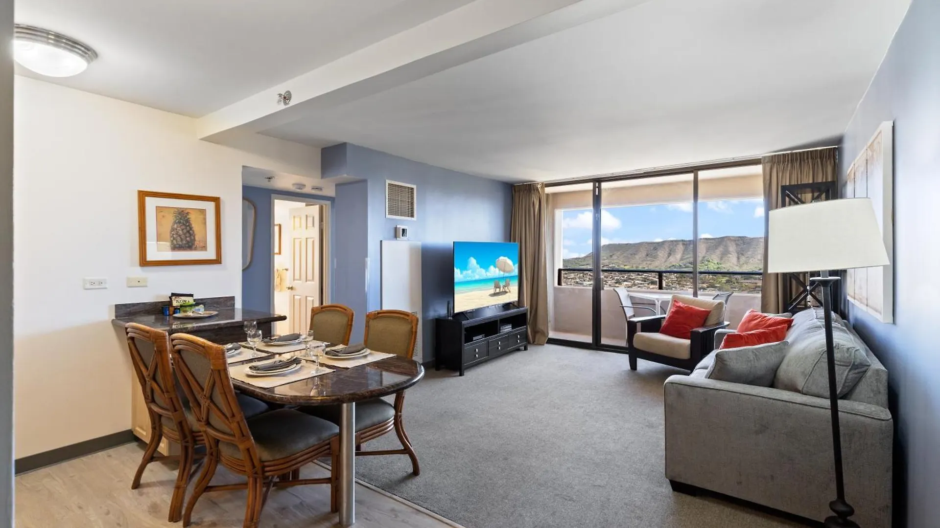Renovated 2-Bedroom Condo With Ocean Views And Complimentary Parking Honolulu